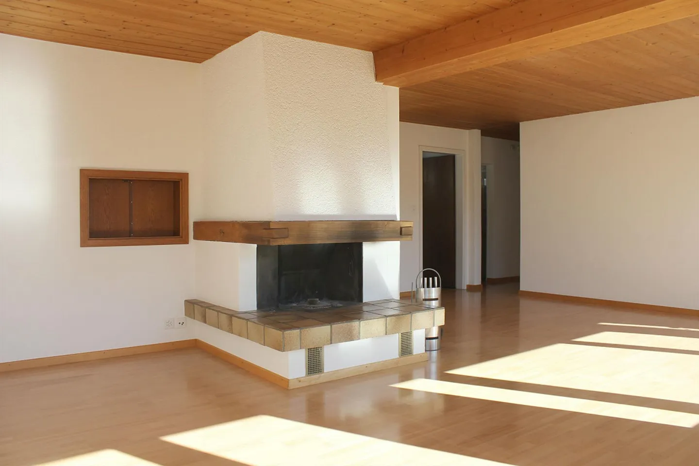 Charming 4.5-room apartment with fireplace and 2 balconies - Photo 5 of 13