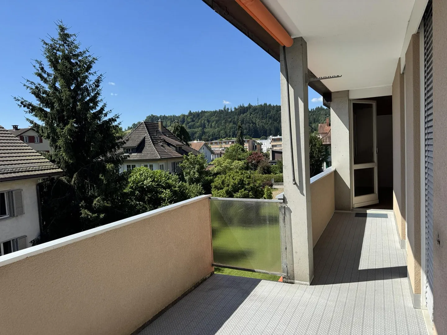 Charming 4.5-room apartment with fireplace and 2 balconies - Photo 2 of 13