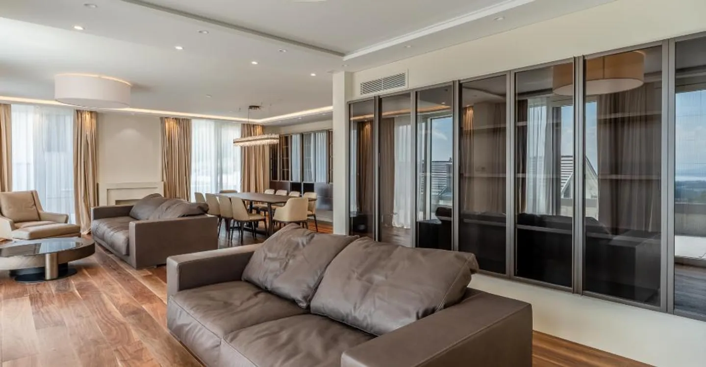Grande villa contemporanea con 5 camere da letto con bagno privato - Foto 4 di 16