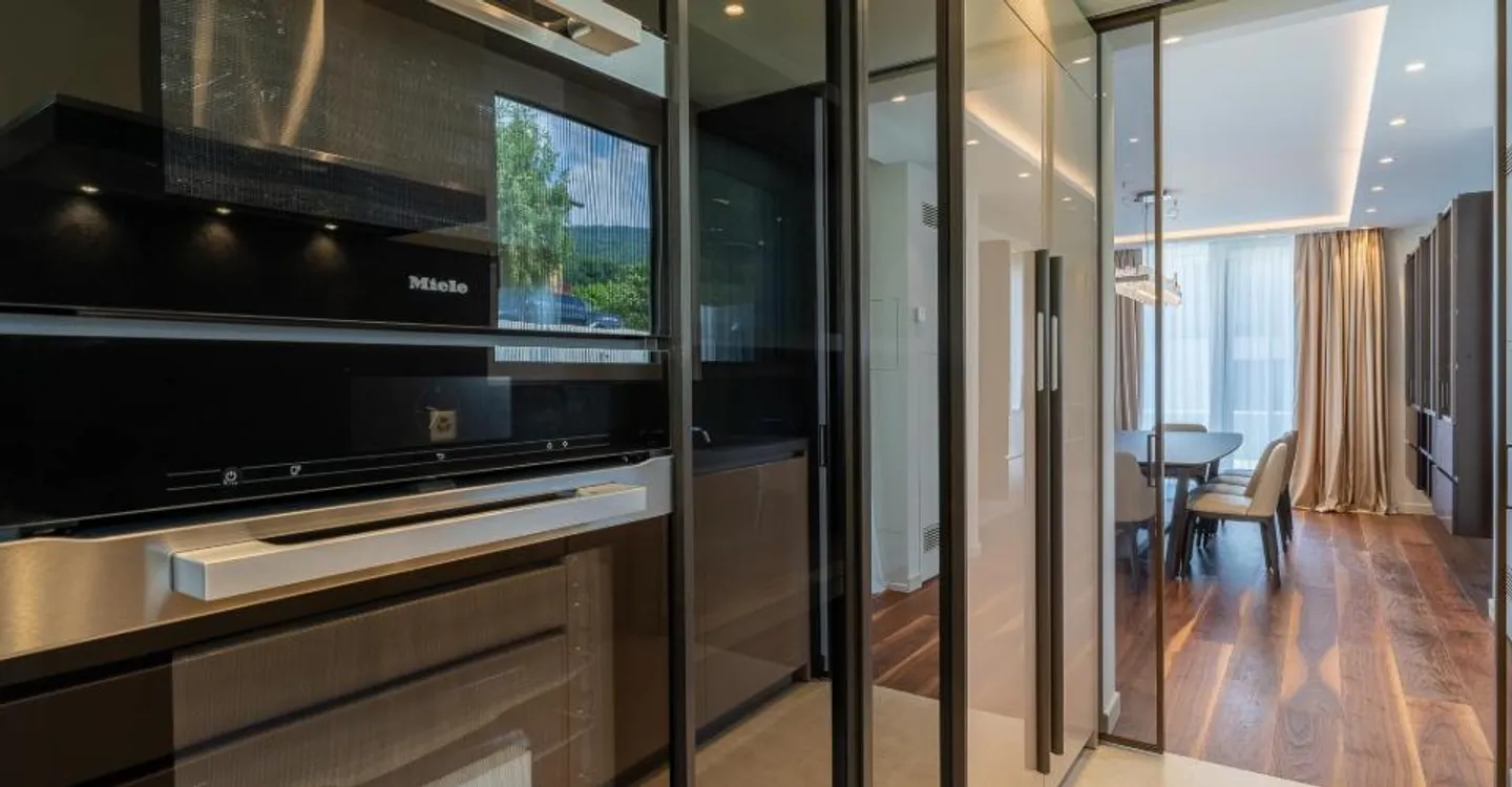 Grande villa contemporanea con 5 camere da letto con bagno privato - Foto 5 di 16