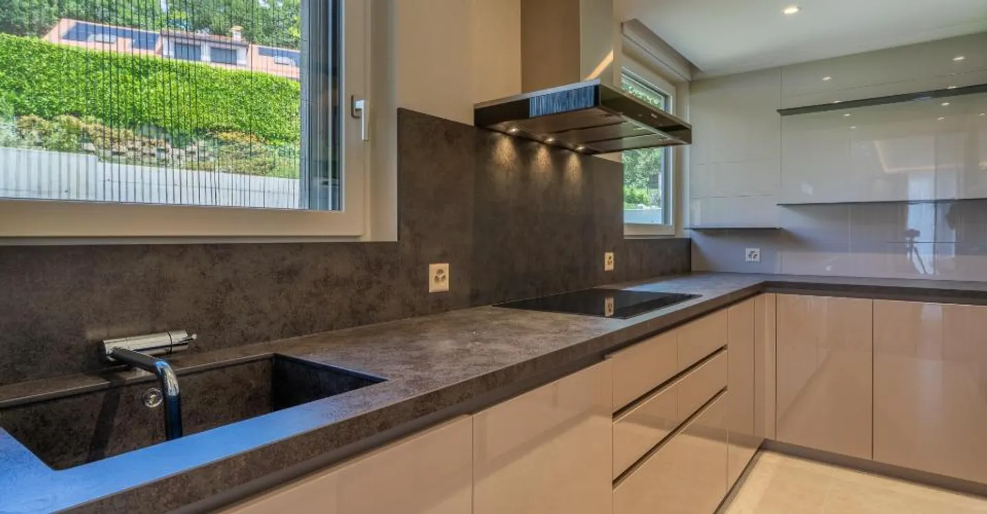 Grande villa contemporanea con 5 camere da letto con bagno privato - Foto 6 di 16