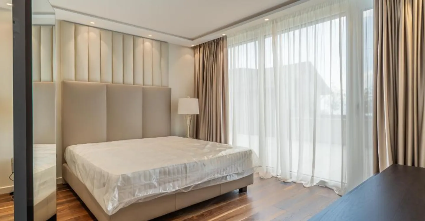 Grande villa contemporanea con 5 camere da letto con bagno privato - Foto 7 di 16