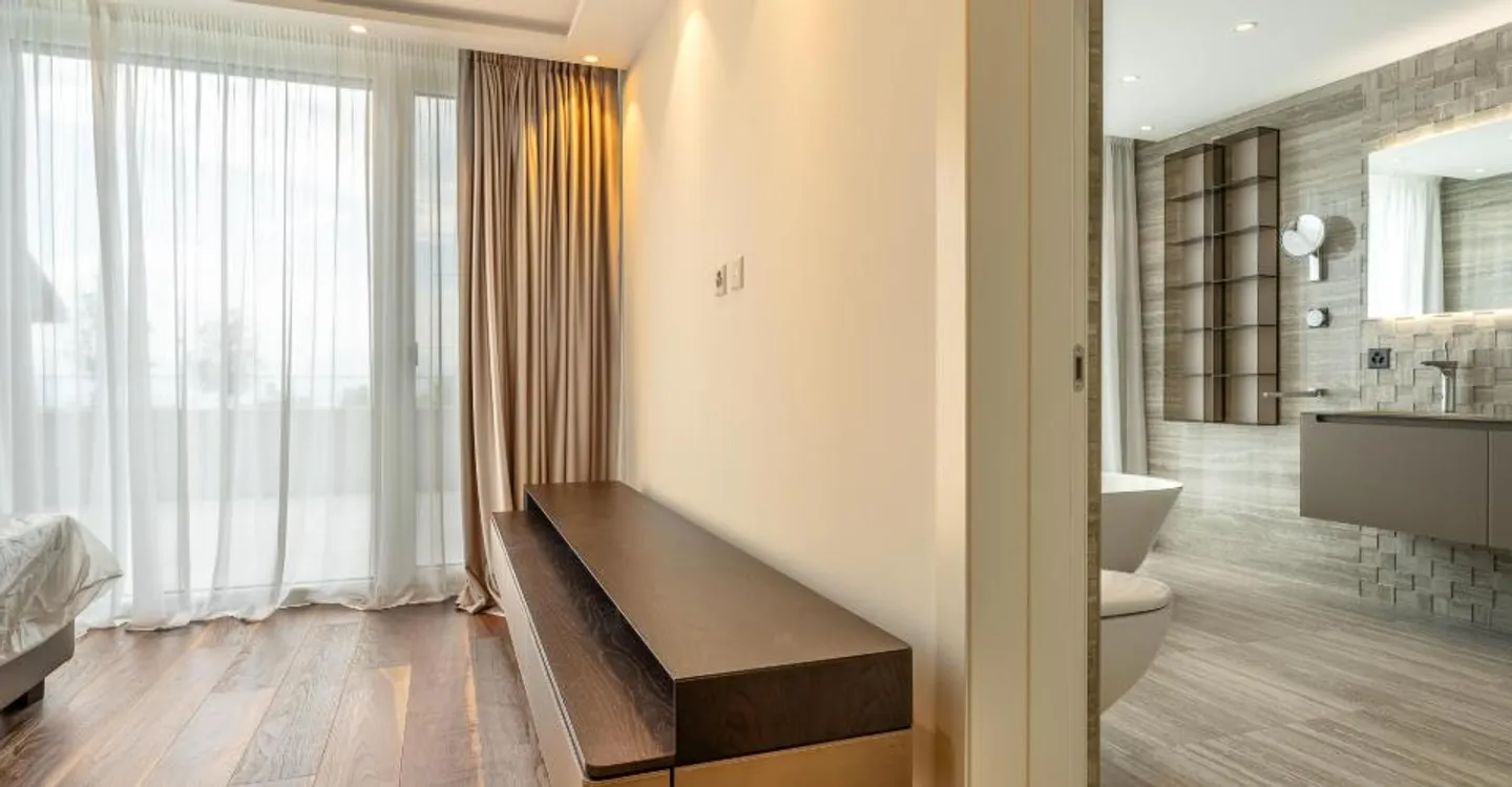 Grande villa contemporanea con 5 camere da letto con bagno privato - Foto 9 di 16