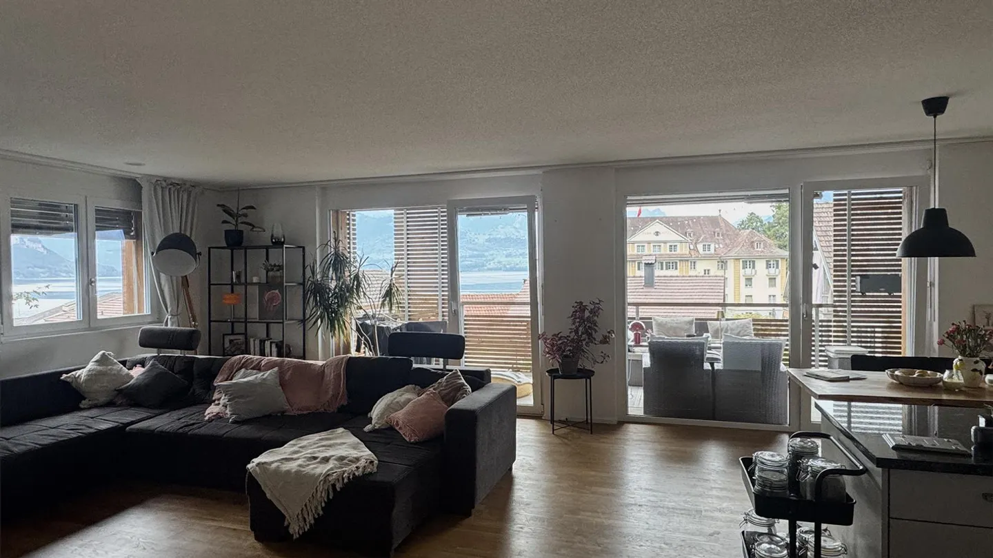 Bright 3.5-room apartment in Gunten with large balcony & lake/mountain view - Photo 1 of 7