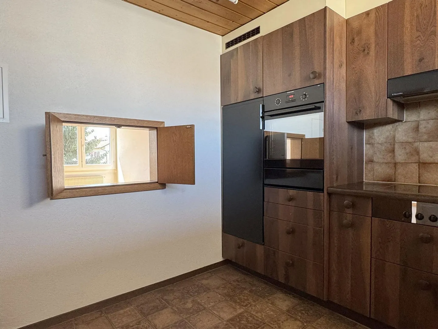 Charming 4.5-room apartment with fireplace and 2 balconies - Photo 12 of 13