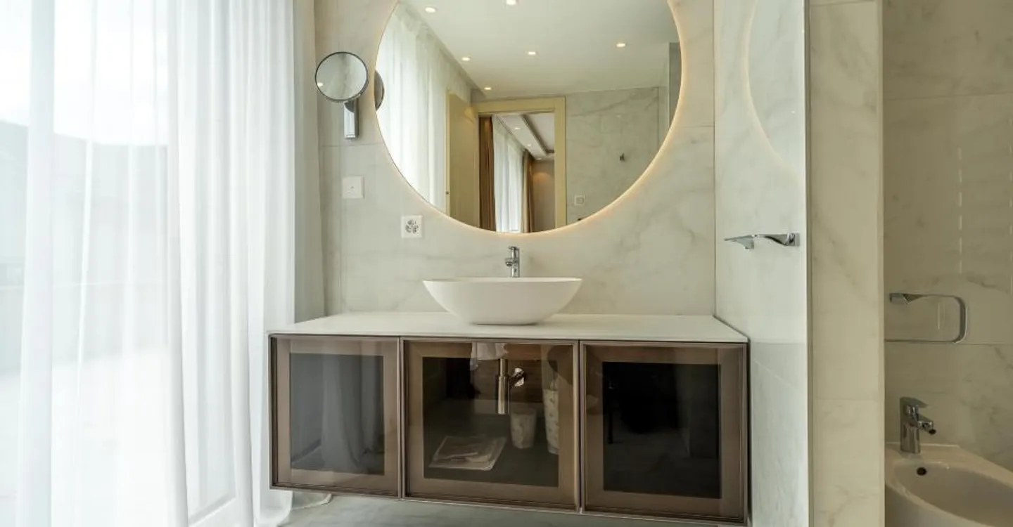 Grande villa contemporanea con 5 camere da letto con bagno privato - Foto 13 di 16
