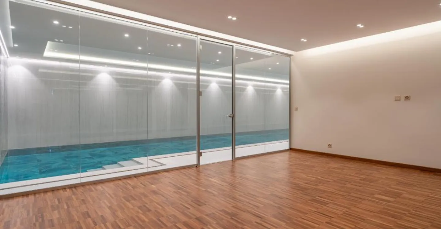 Grande villa contemporanea con 5 camere da letto con bagno privato - Foto 15 di 16