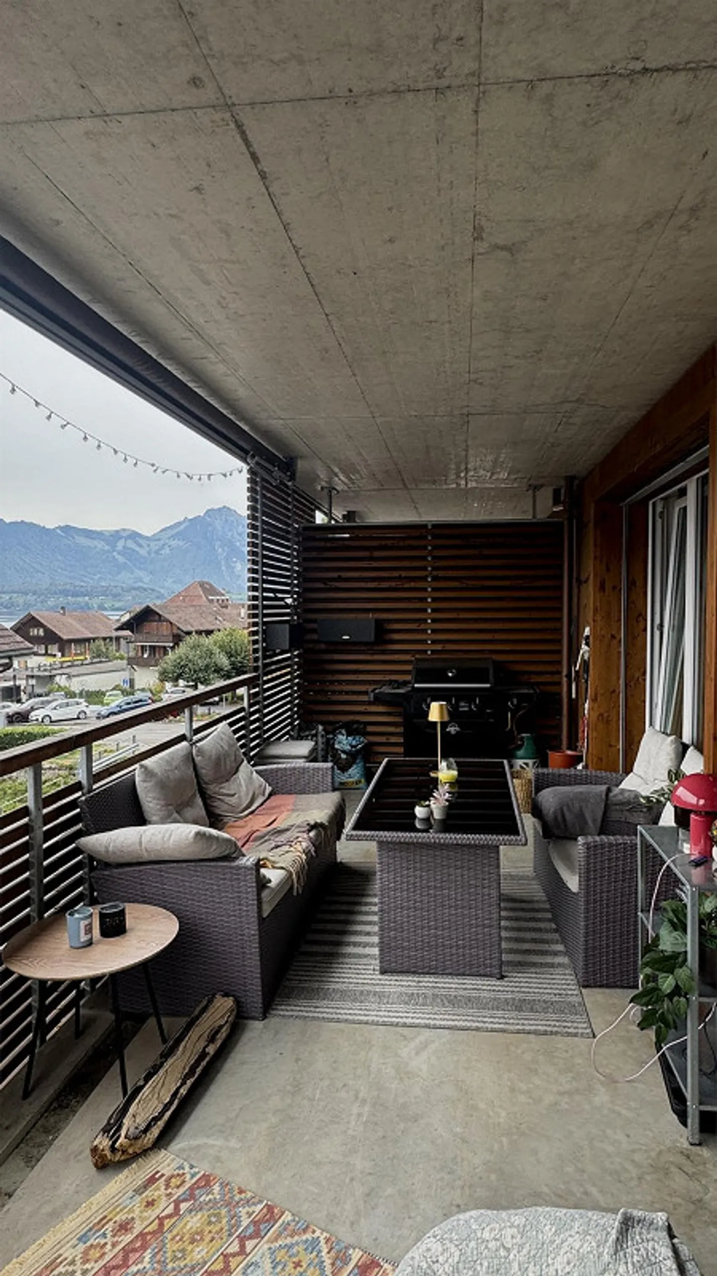 Bright 3.5-room apartment in Gunten with large balcony & lake/mountain view - Photo 2 of 7