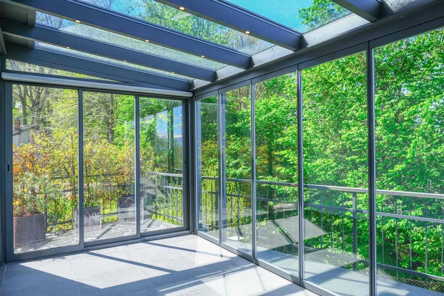 Villa circondata dal verde in zona residenziale. - Foto 3 di 30
