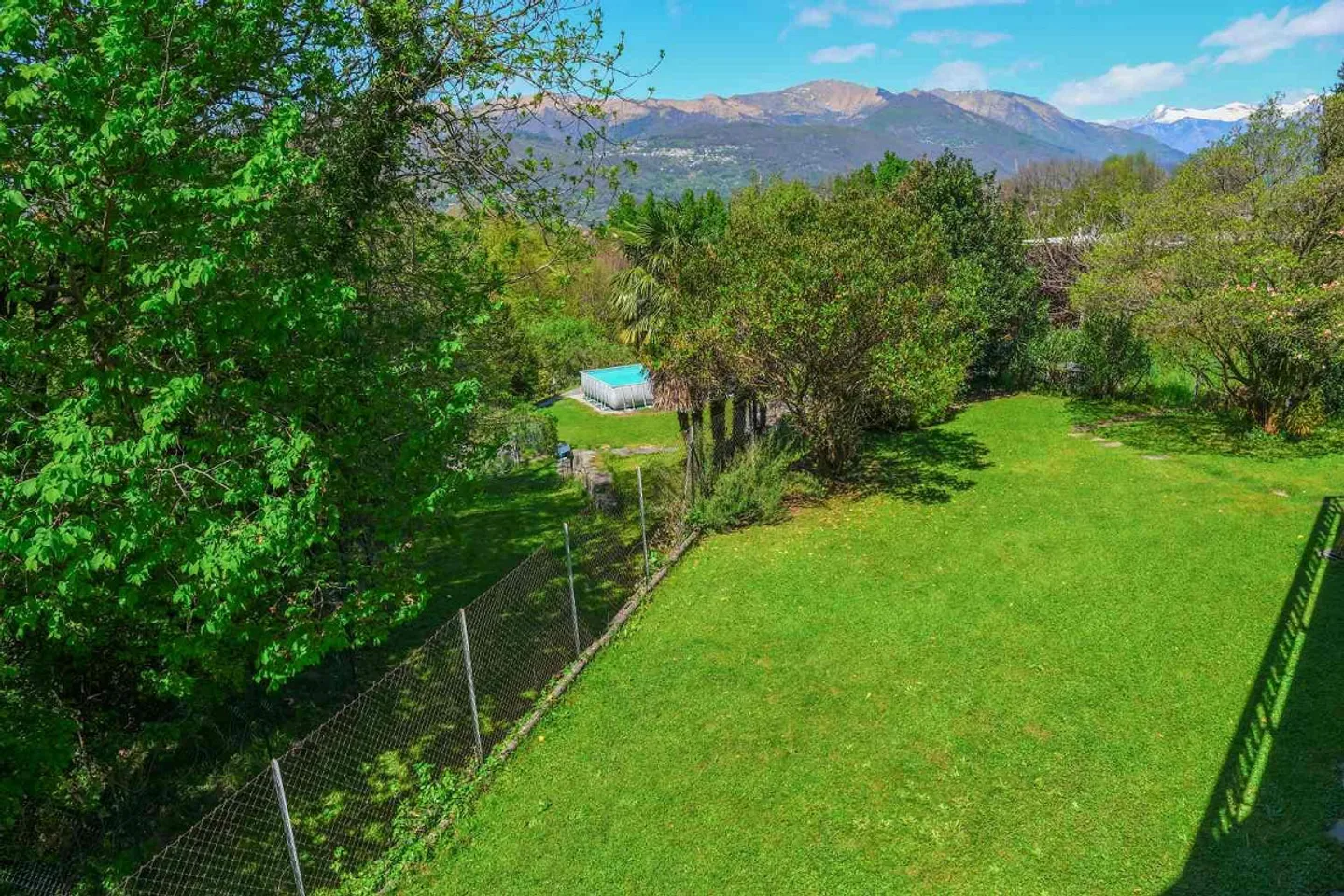 Villa circondata dal verde in zona residenziale. - Foto 7 di 30