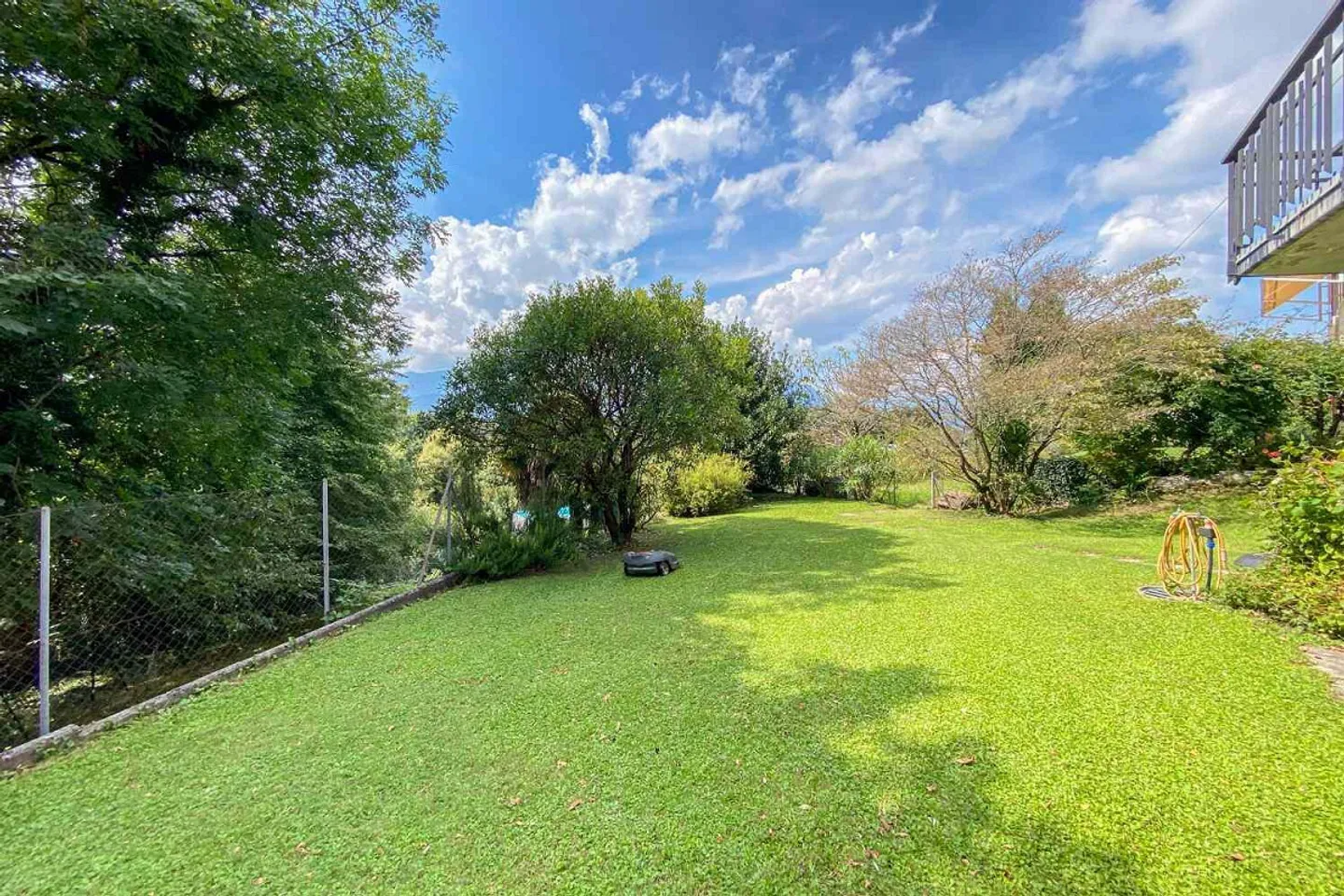 Villa circondata dal verde in zona residenziale. - Foto 10 di 30