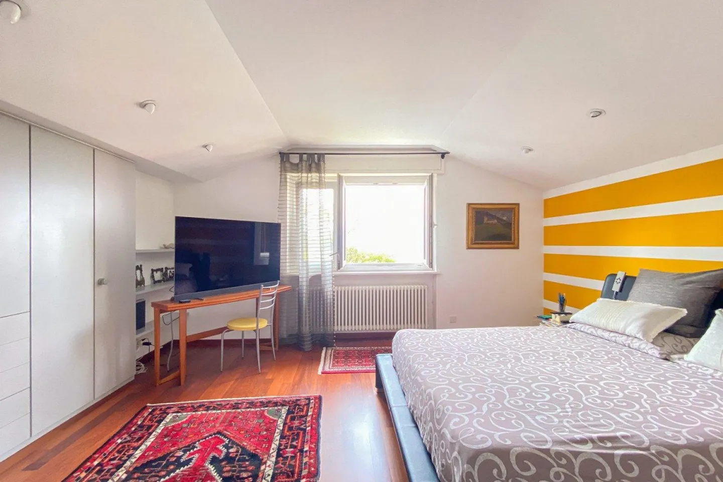 Villa circondata dal verde in zona residenziale. - Foto 11 di 30