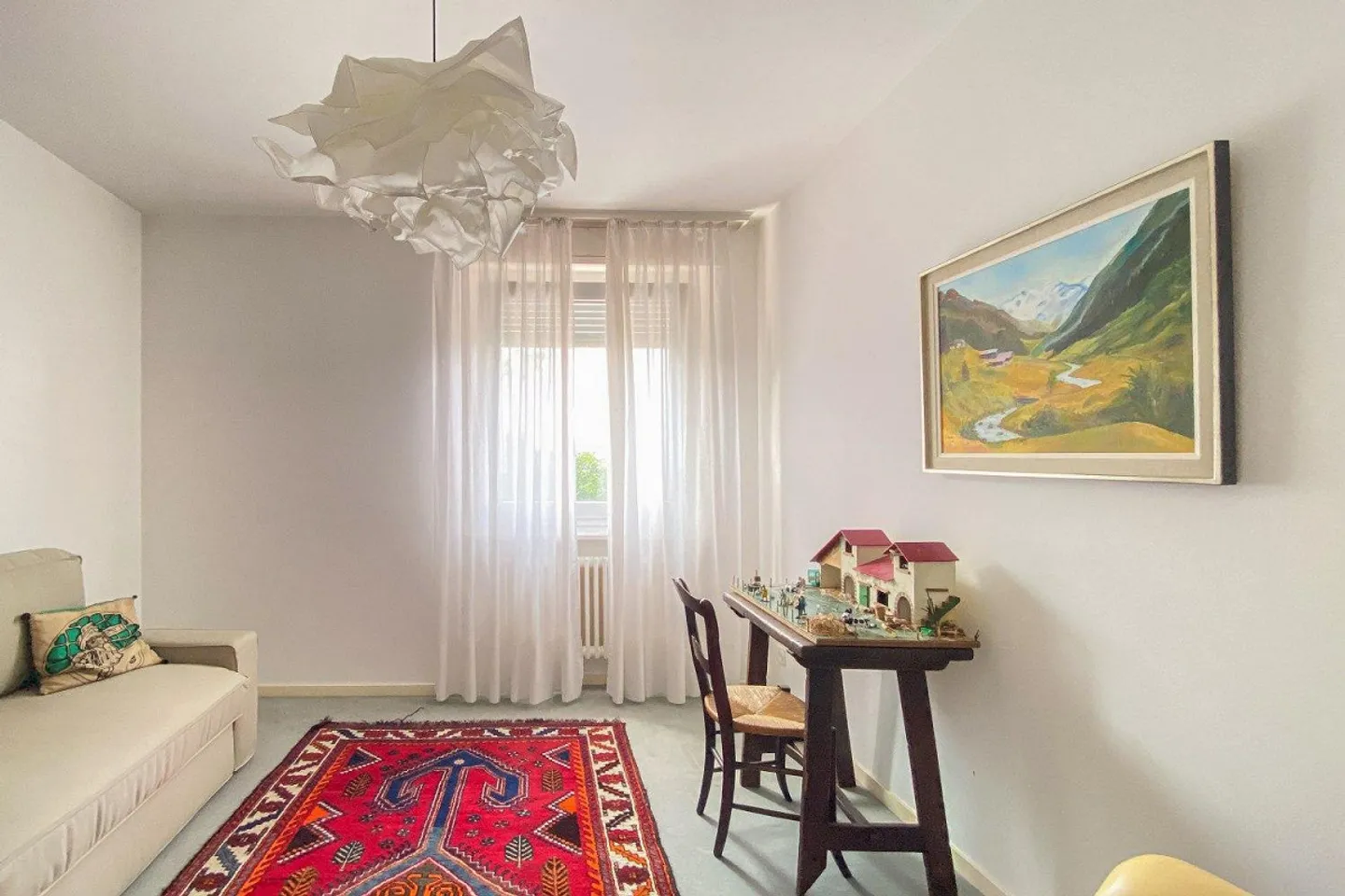 Villa circondata dal verde in zona residenziale. - Foto 13 di 30