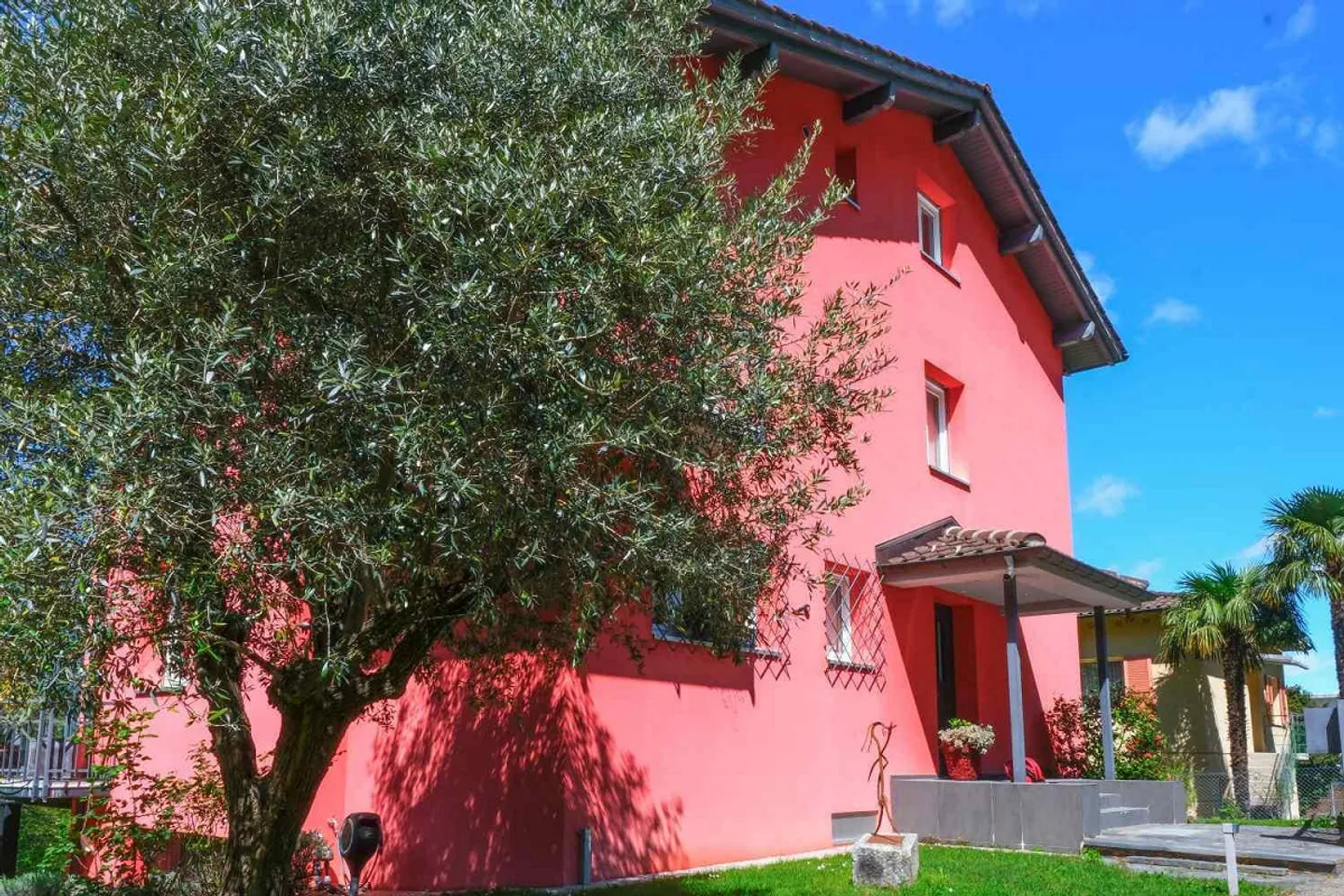 Villa circondata dal verde in zona residenziale. - Foto 1 di 30
