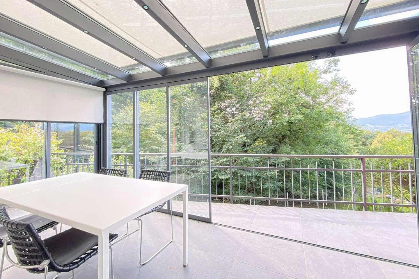 Villa circondata dal verde in zona residenziale. - Foto 14 di 30