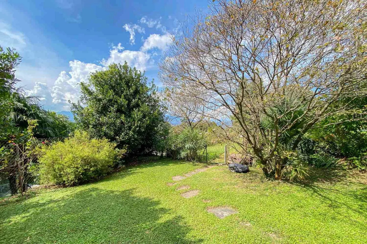 Villa circondata dal verde in zona residenziale. - Foto 15 di 30