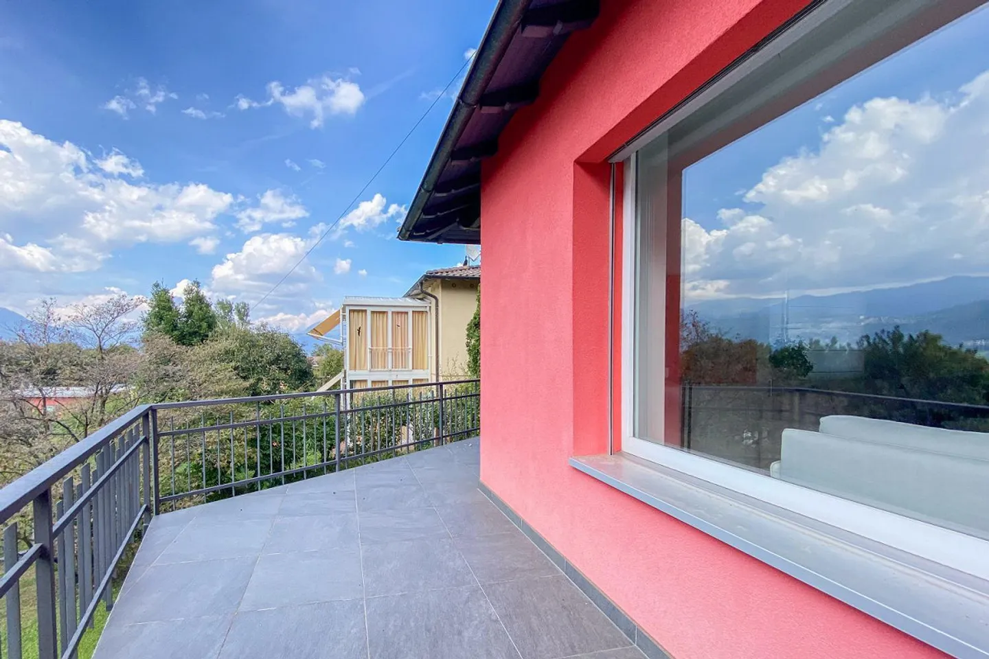 Villa circondata dal verde in zona residenziale. - Foto 19 di 30