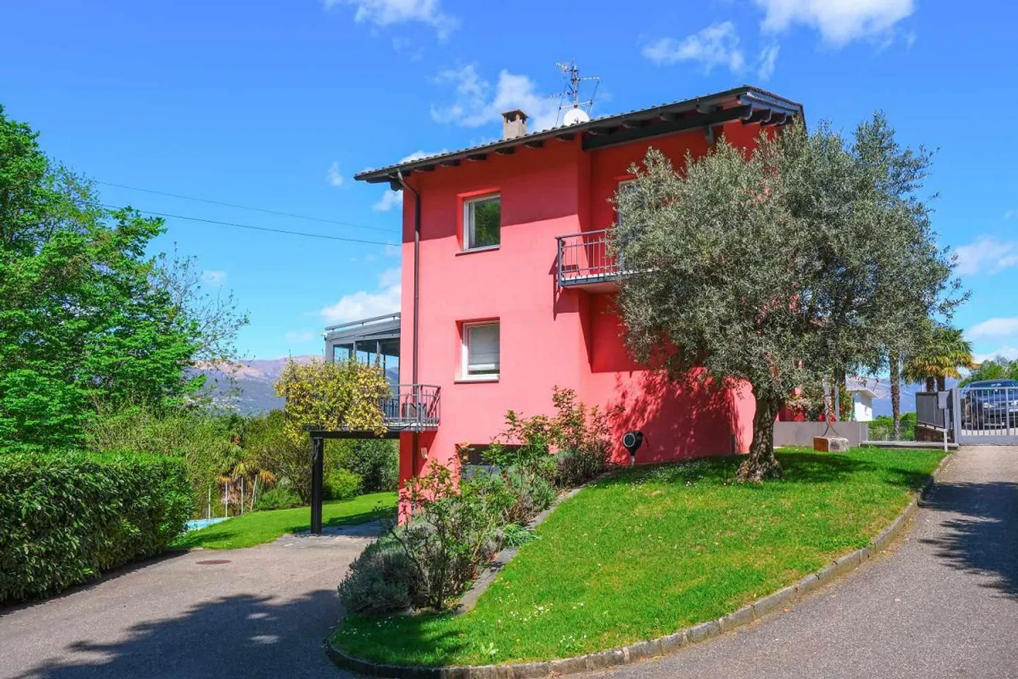 Villa circondata dal verde in zona residenziale. - Foto 20 di 30