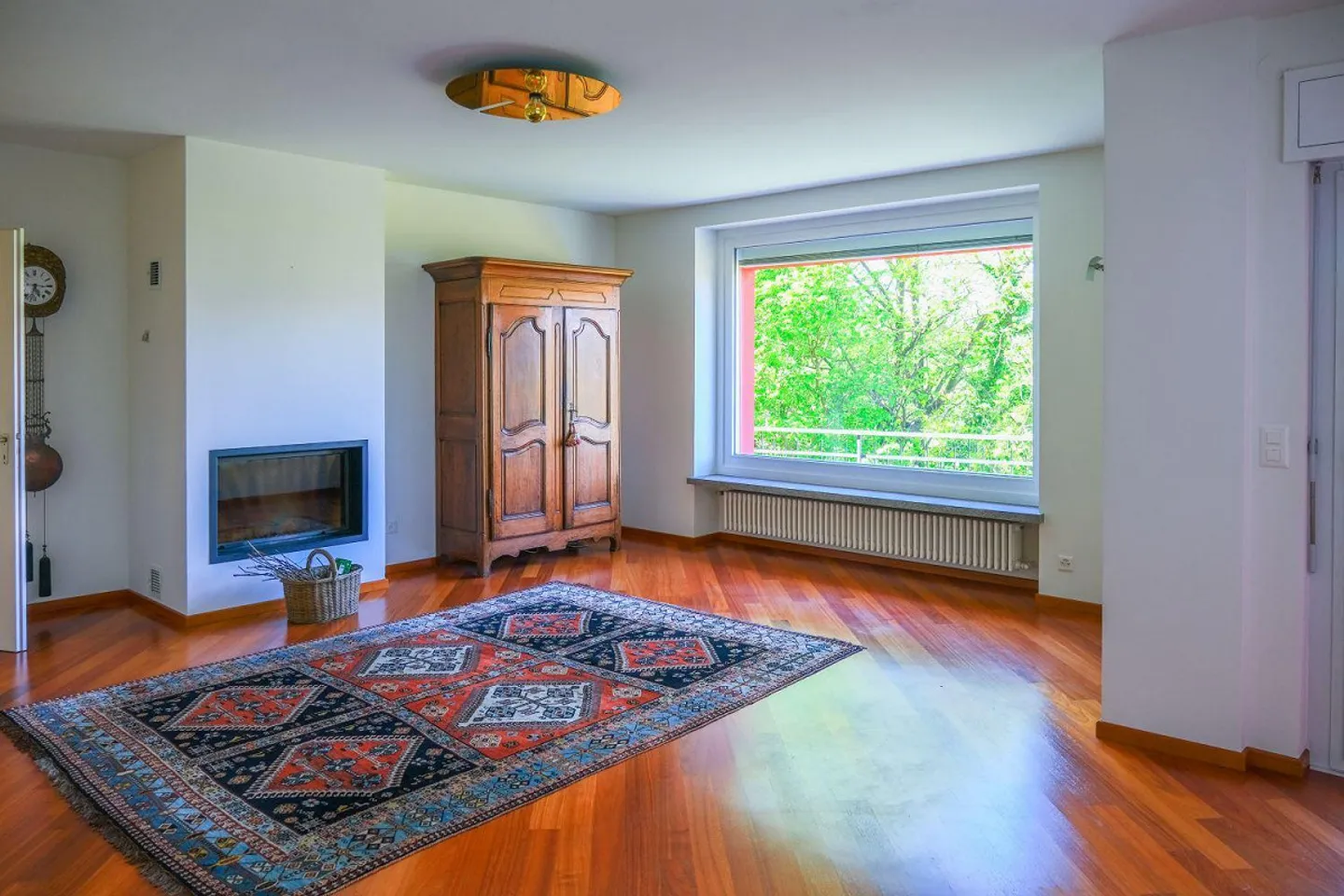 Villa circondata dal verde in zona residenziale. - Foto 4 di 30