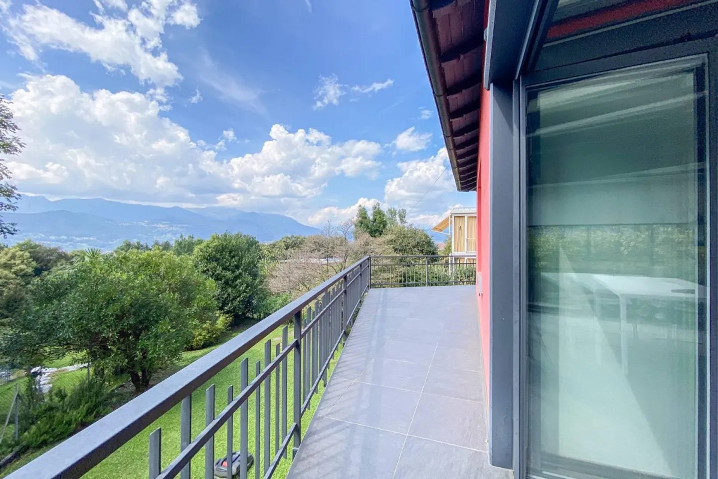 Villa circondata dal verde in zona residenziale. - Foto 5 di 30