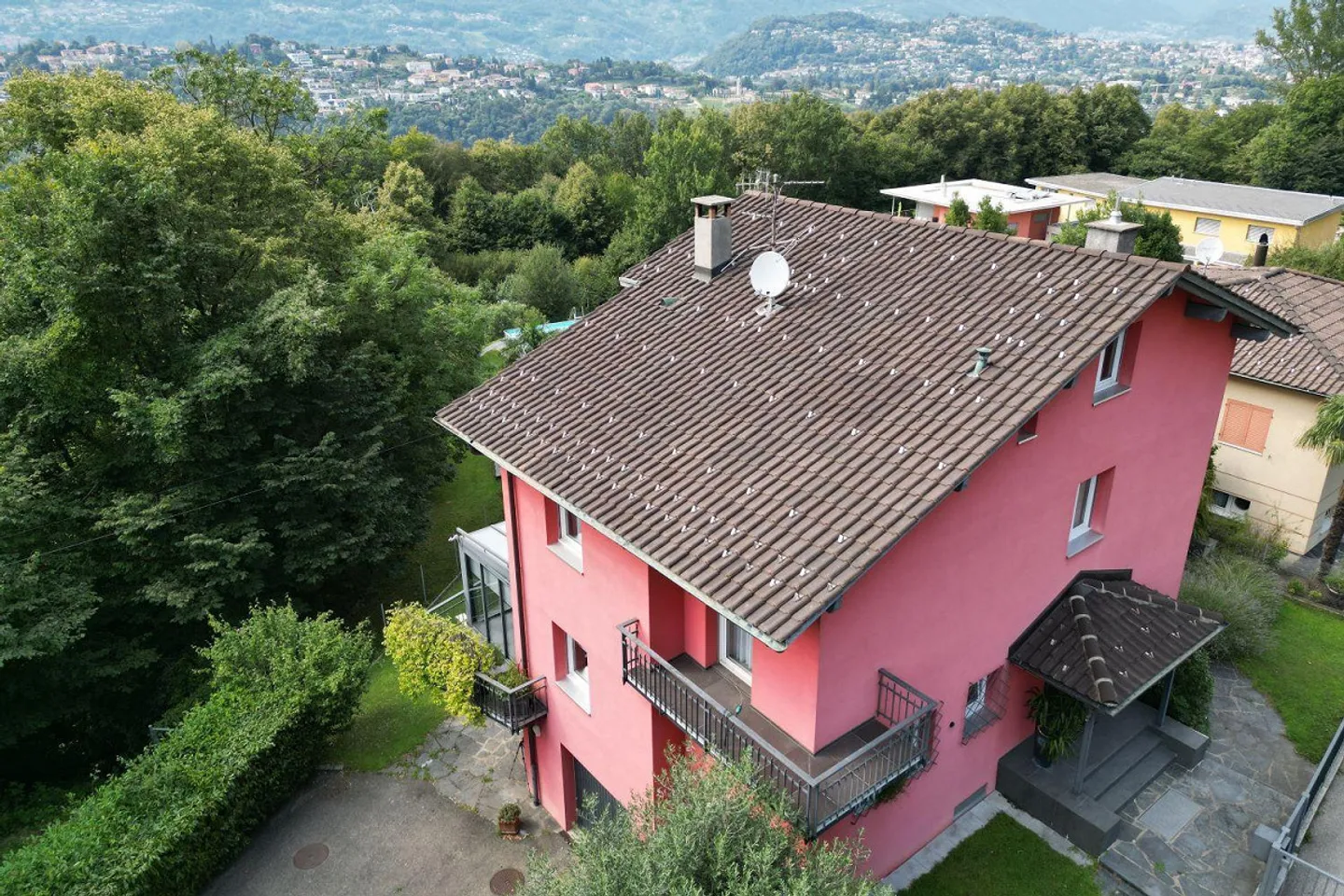 Villa circondata dal verde in zona residenziale. - Foto 22 di 30