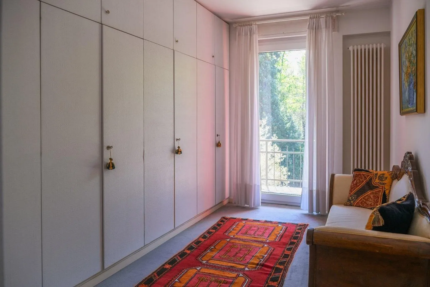 Villa circondata dal verde in zona residenziale. - Foto 23 di 30