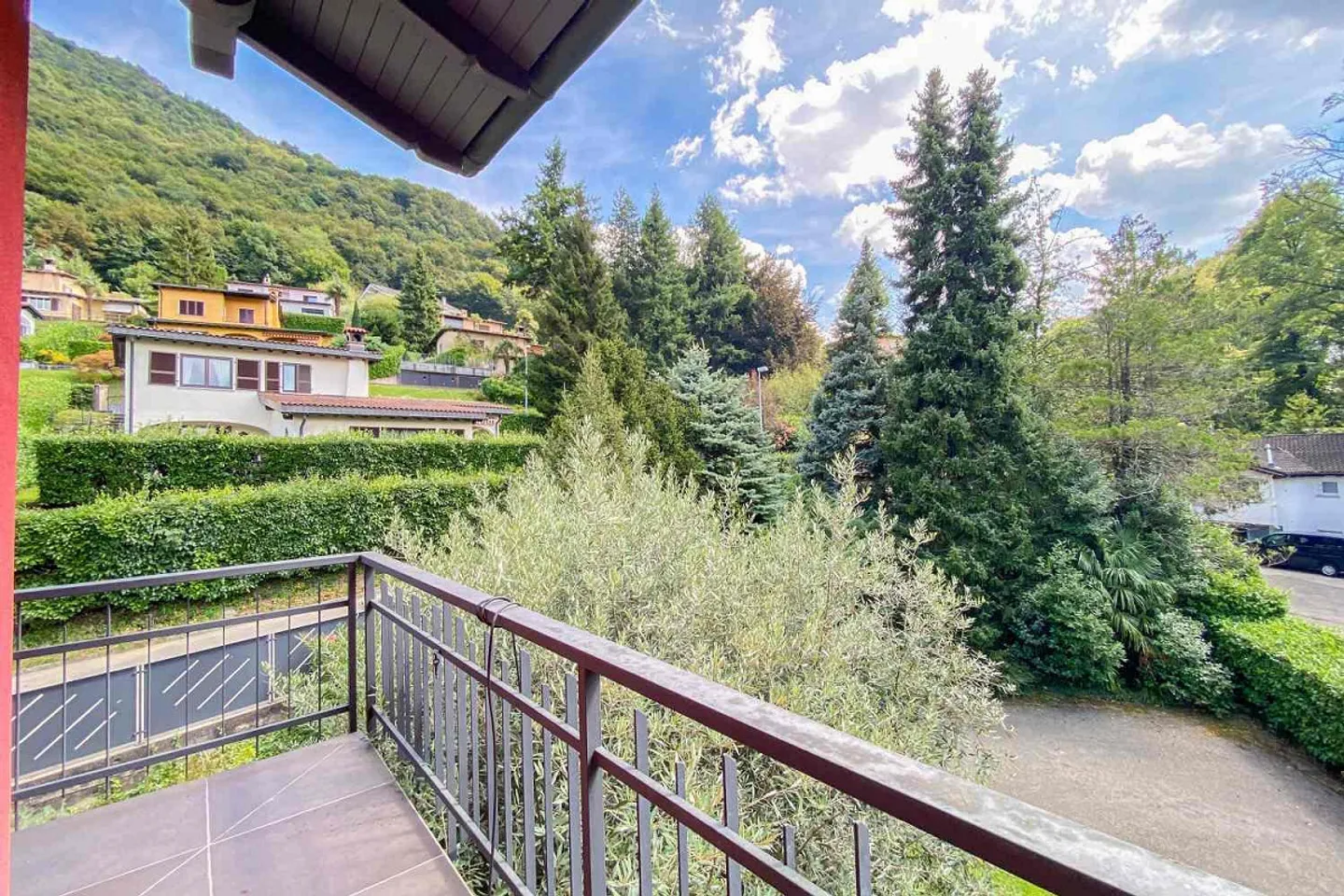 Villa circondata dal verde in zona residenziale. - Foto 25 di 30