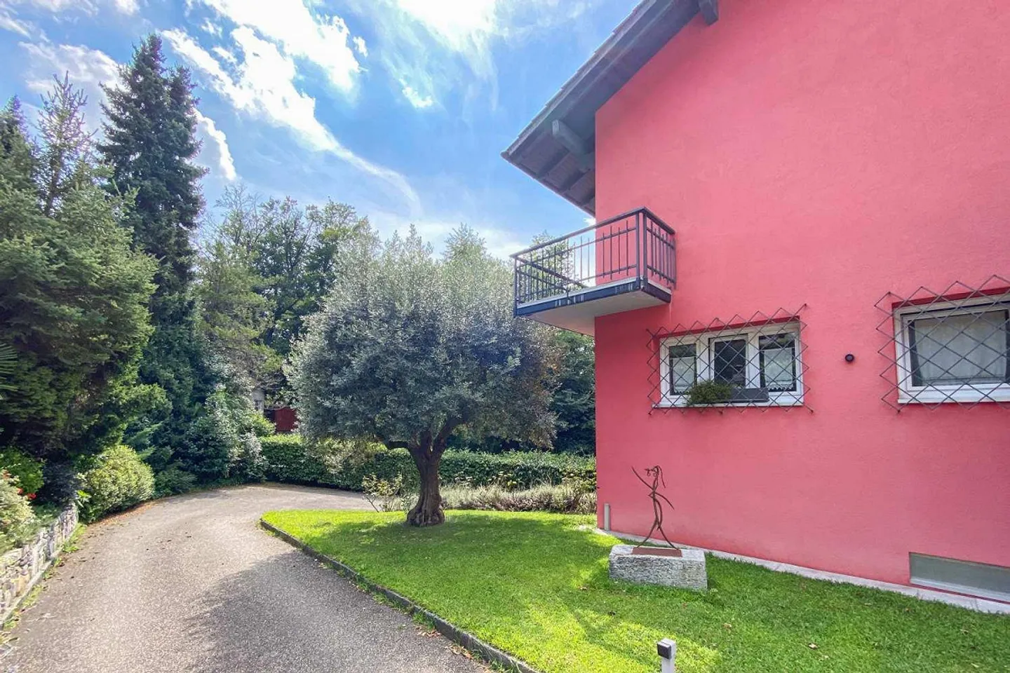 Villa circondata dal verde in zona residenziale. - Foto 27 di 30