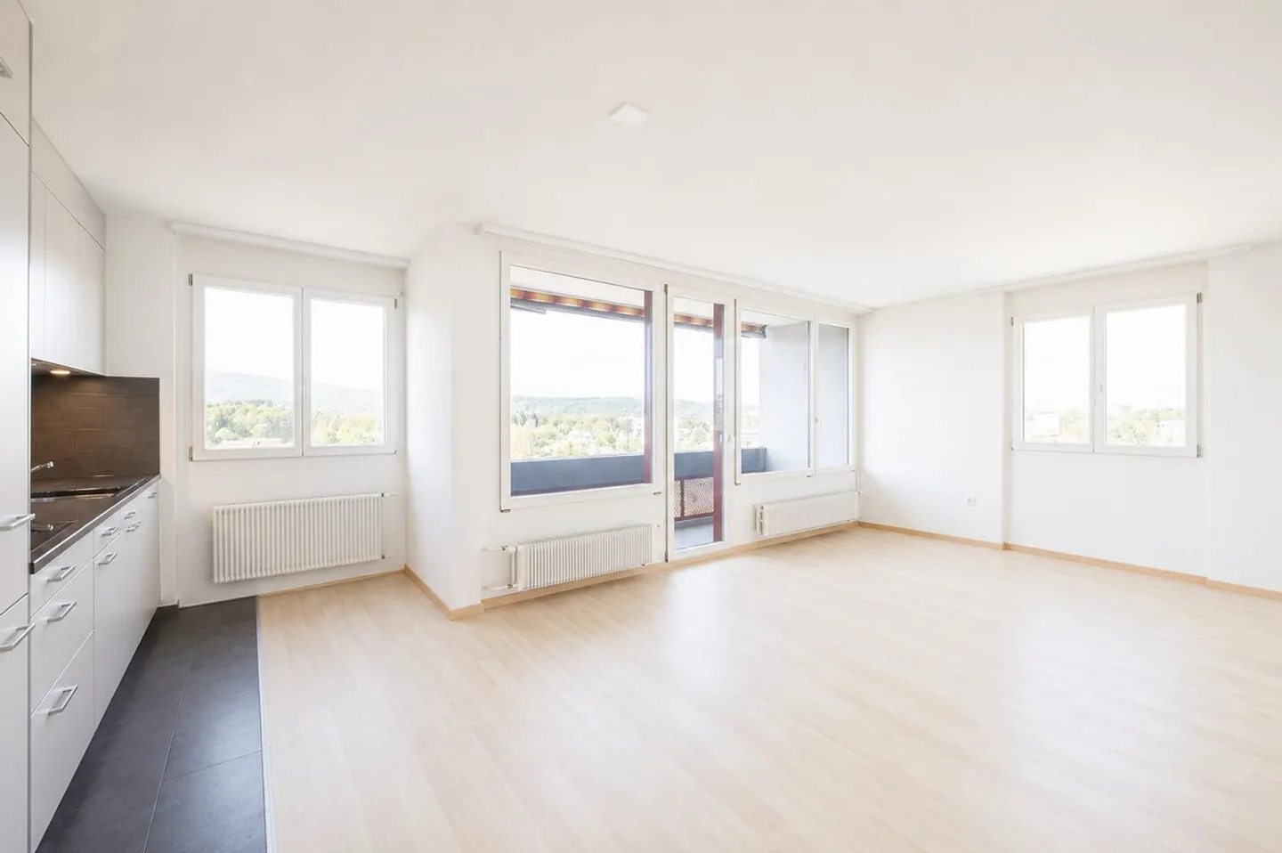 Bright 3-room apartment for rent - Photo 2 of 6