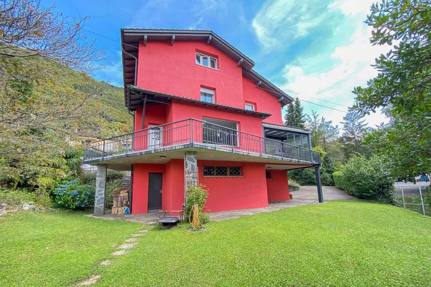 Villa circondata dal verde in zona residenziale. - Foto 30 di 30