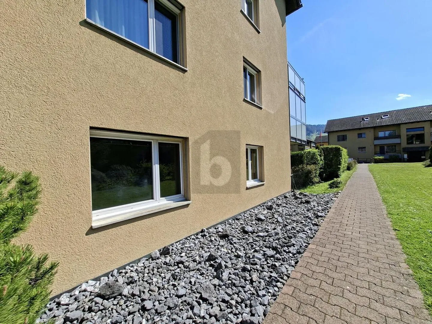 CENTRAL GARDEN JEWEL WITH EXPANSION POTENTIAL - Photo 2 of 6