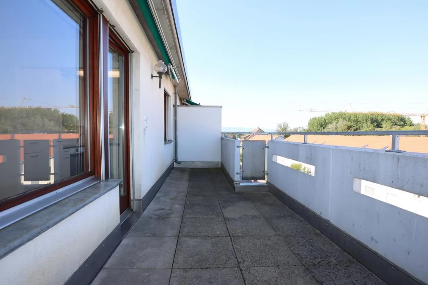 Renovated 2-room apartment in the border area - Photo 2 of 8