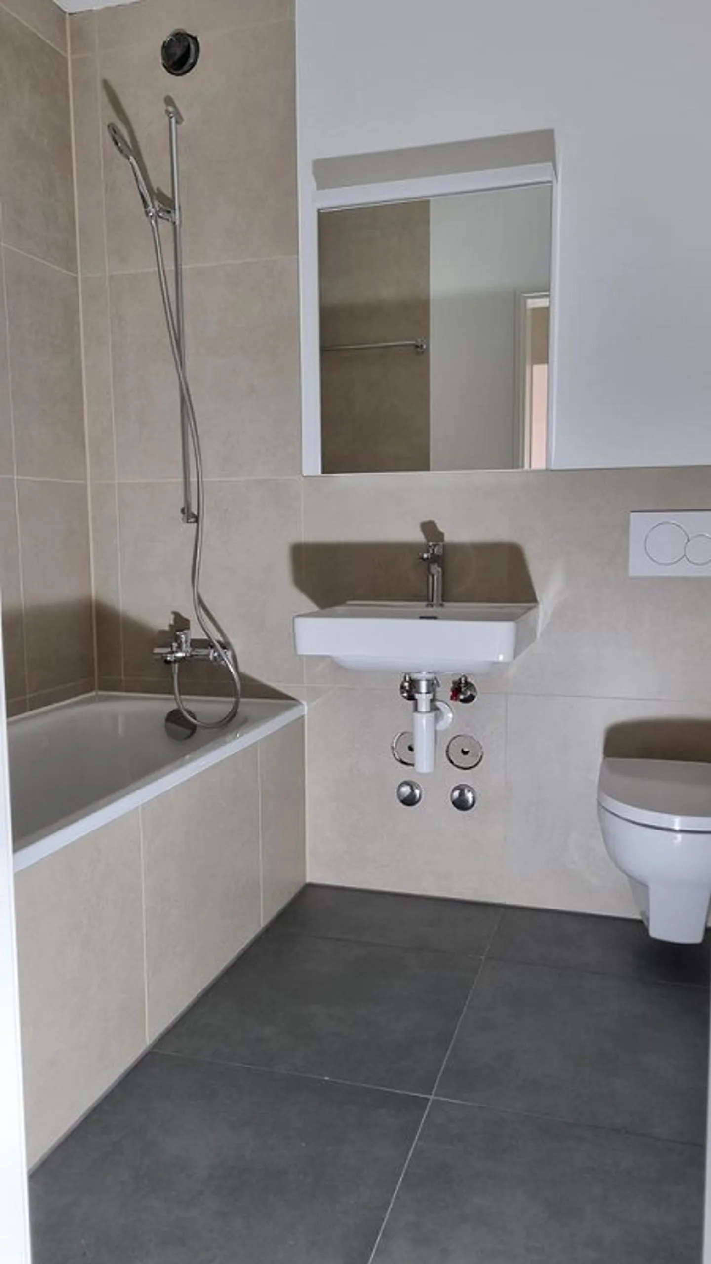 Renovated 2-room apartment in the border area - Photo 4 of 8
