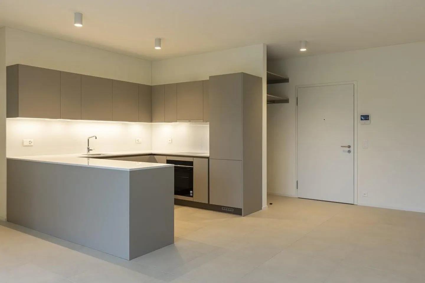 First rental: modern 5.5 rooms in Tenero - Photo 2 of 12