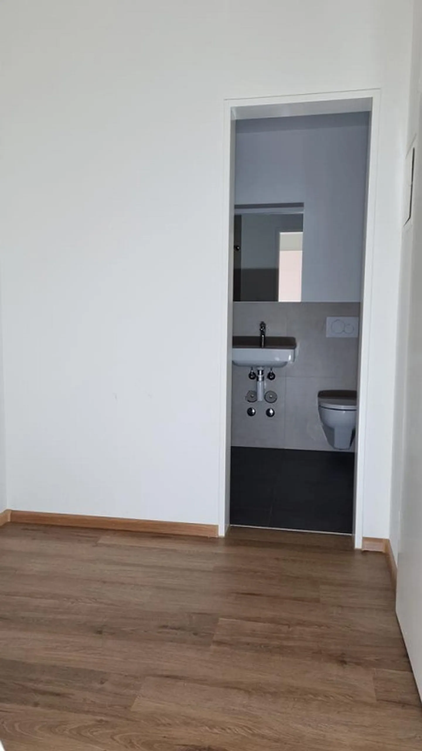Renovated 2-room apartment in the border area - Photo 6 of 8