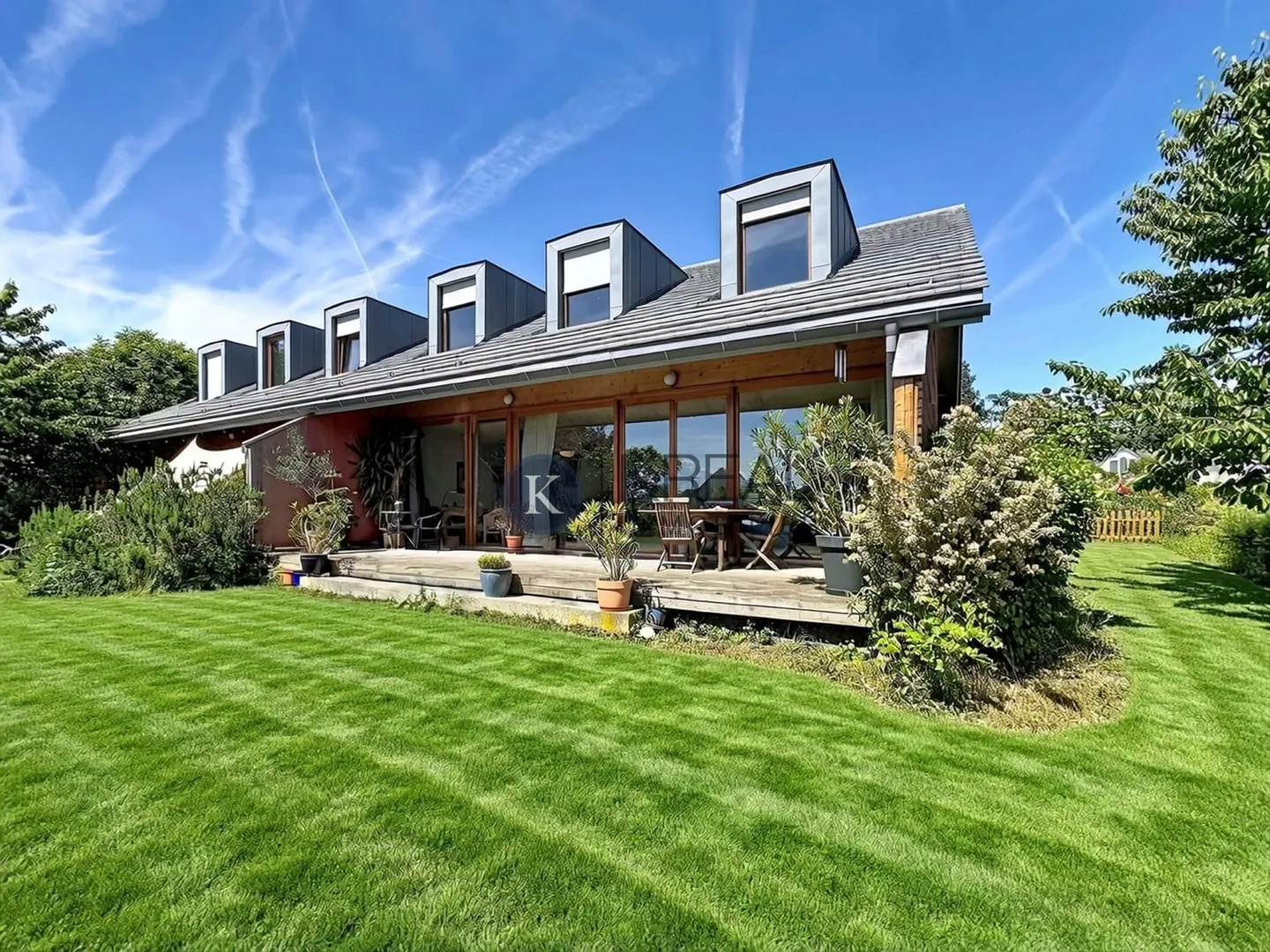 Zweifamilienhaus mit 5,5 Zimmern, baumgesäumtem Garten und sonniger Terrasse - Photo 1 sur 13