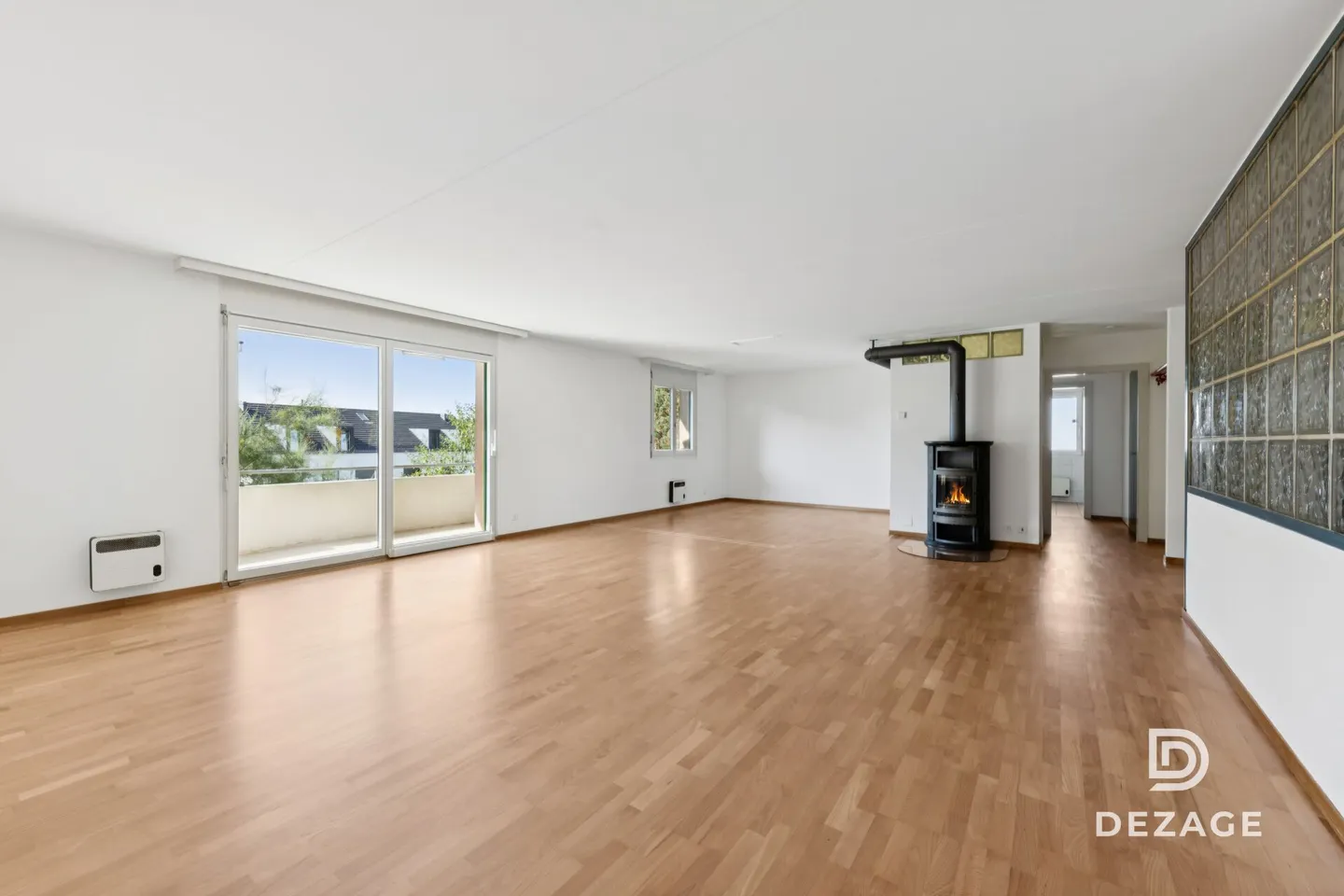 Spacious apartment with potential for 5.5 rooms, in the heart of the village! - Photo 1 of 13