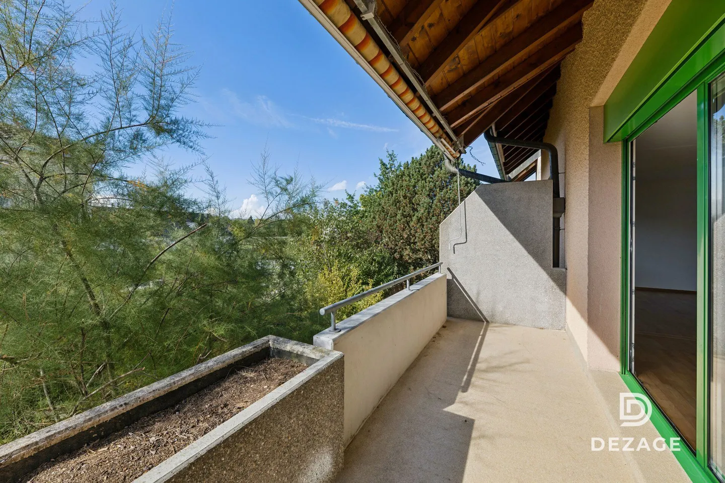 Spacious apartment with potential for 5.5 rooms, in the heart of the village! - Photo 3 of 13