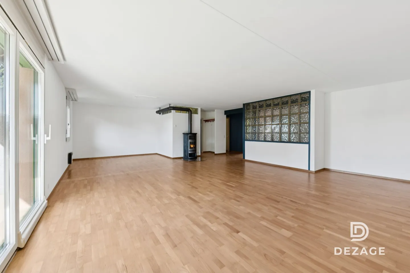 Spacious apartment with potential for 5.5 rooms, in the heart of the village! - Photo 4 of 13