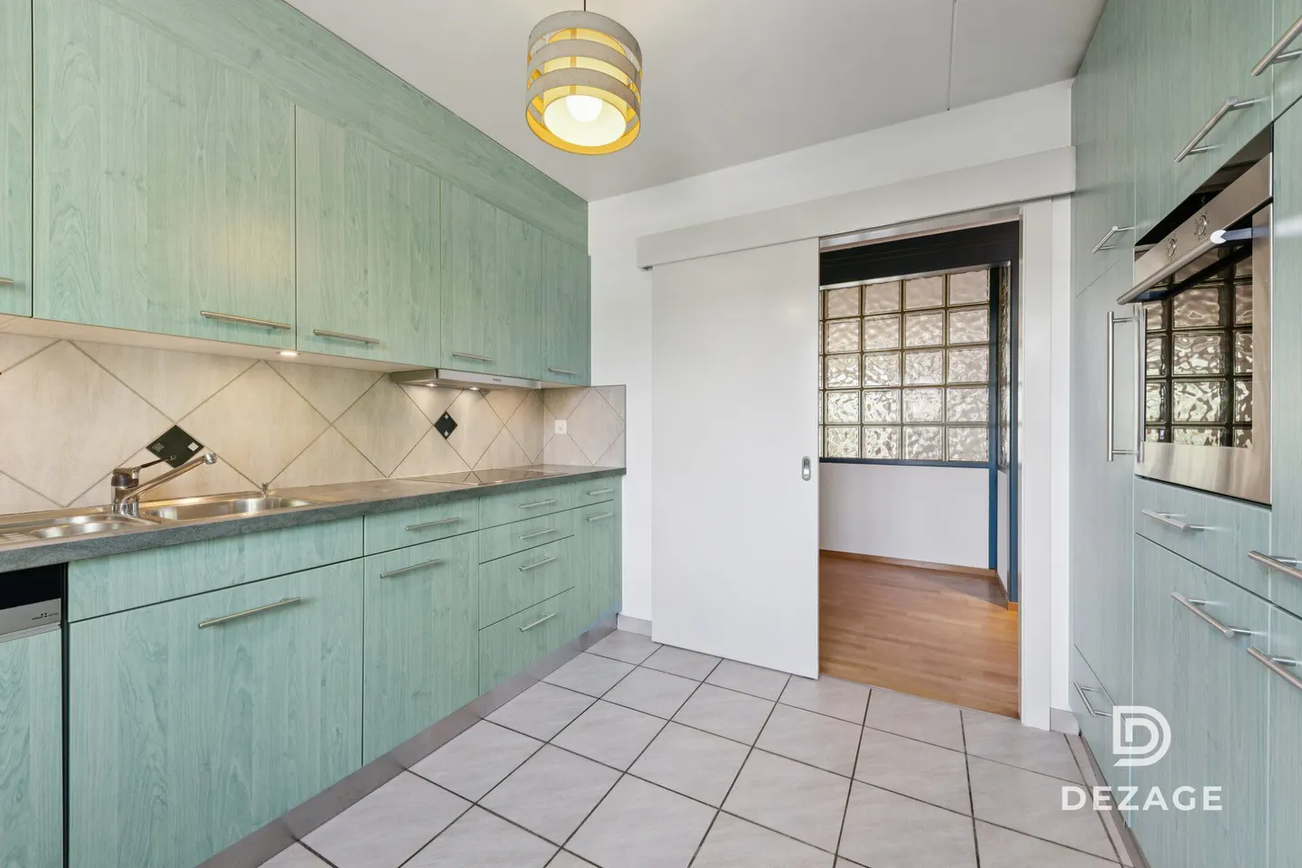 Spacious apartment with potential for 5.5 rooms, in the heart of the village! - Photo 5 of 13