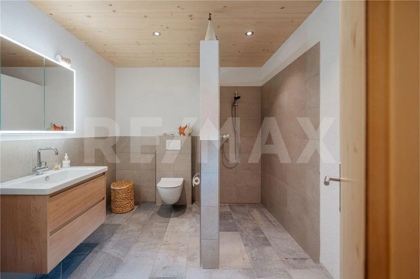 Traditional wooden chalet meets modern architecture - Photo 6 of 13