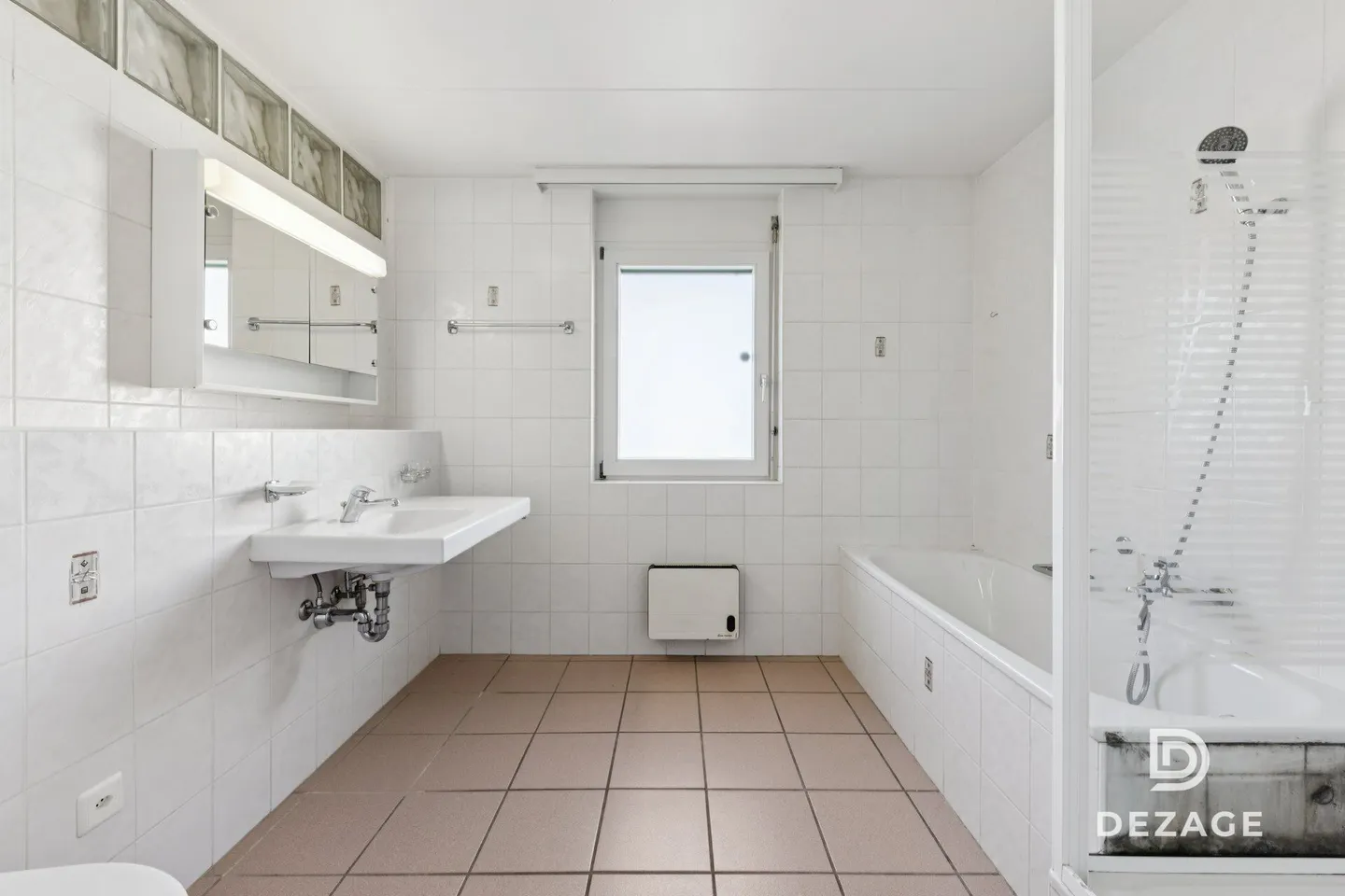 Spacious apartment with potential for 5.5 rooms, in the heart of the village! - Photo 11 of 13