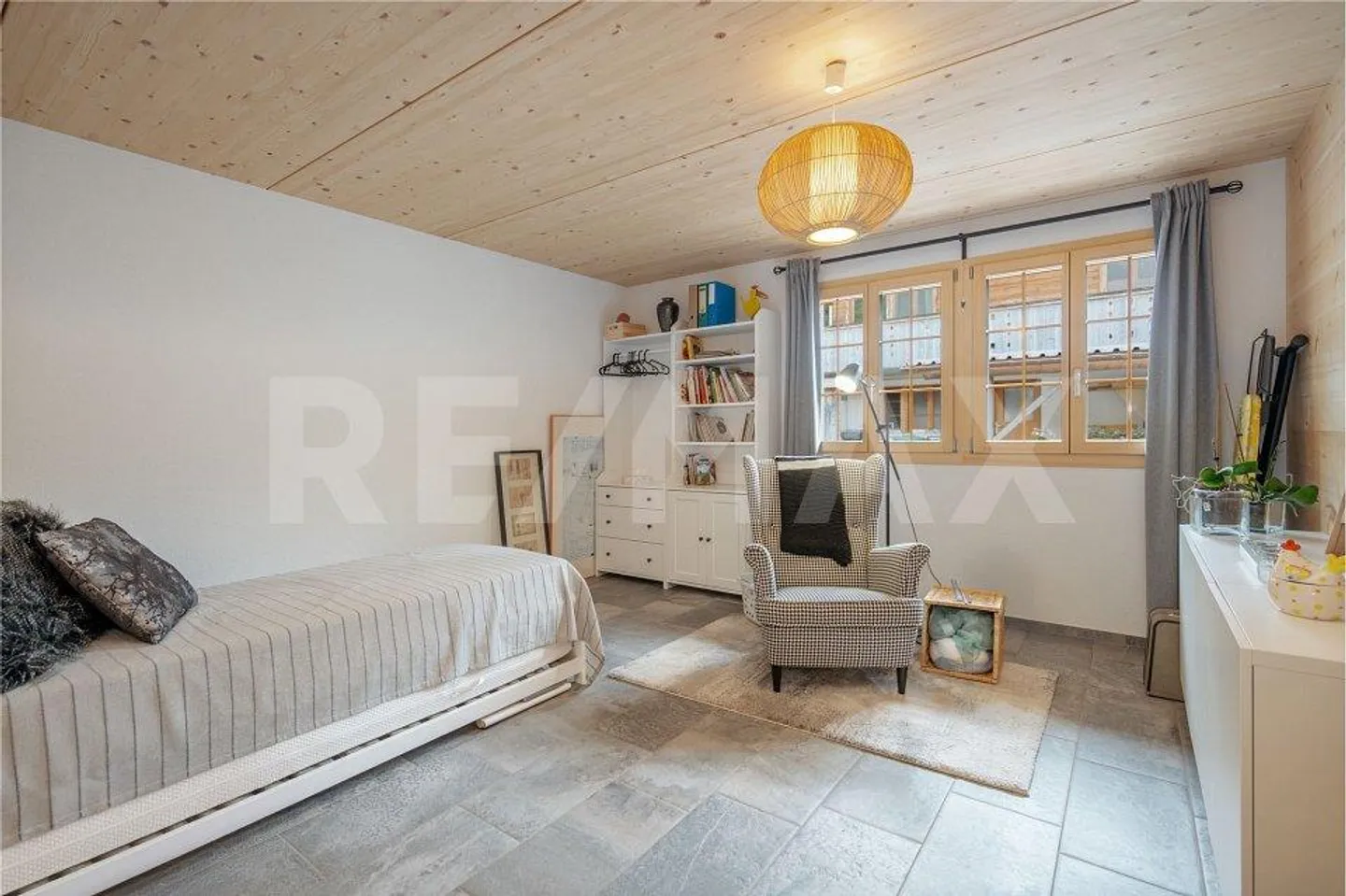 Traditional wooden chalet meets modern architecture - Photo 5 of 13