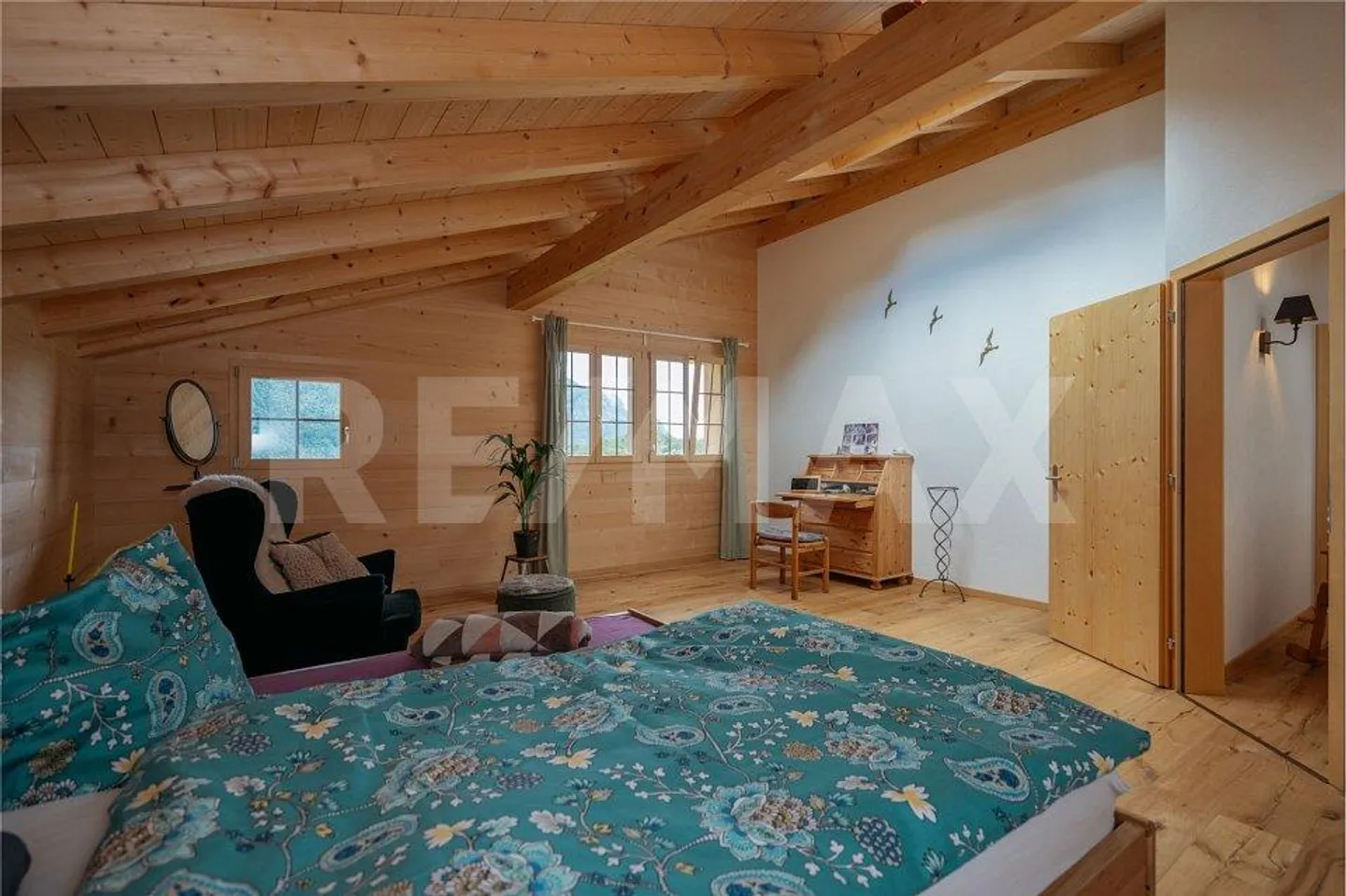 Traditional wooden chalet meets modern architecture - Photo 8 of 13