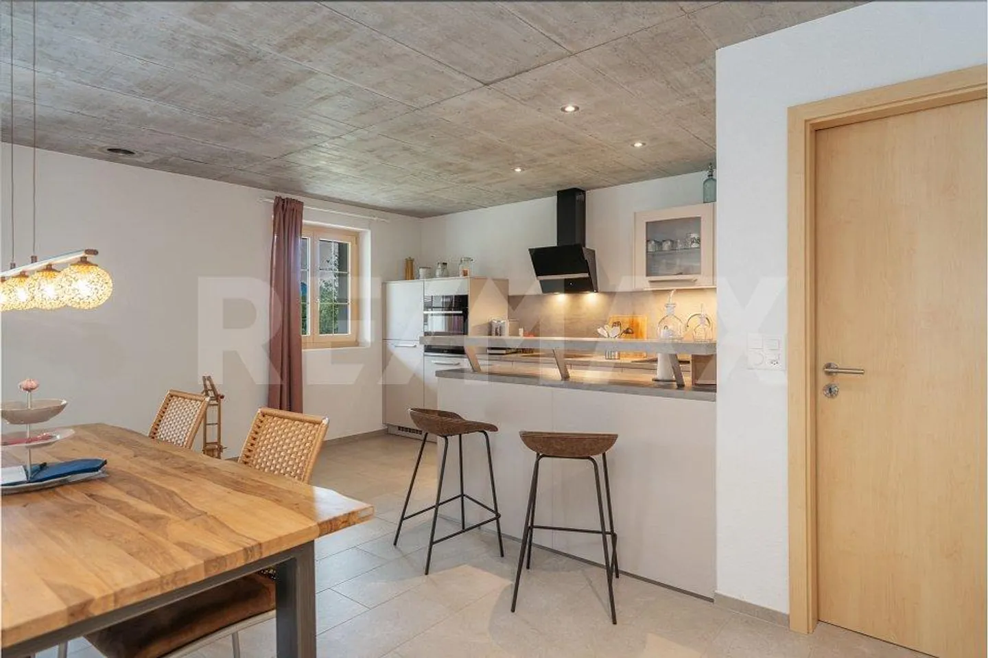 Traditional wooden chalet meets modern architecture - Photo 11 of 13