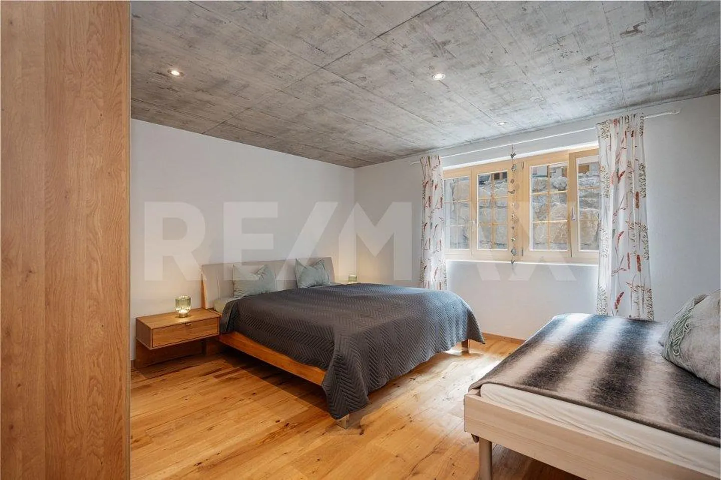 Traditional wooden chalet meets modern architecture - Photo 12 of 13