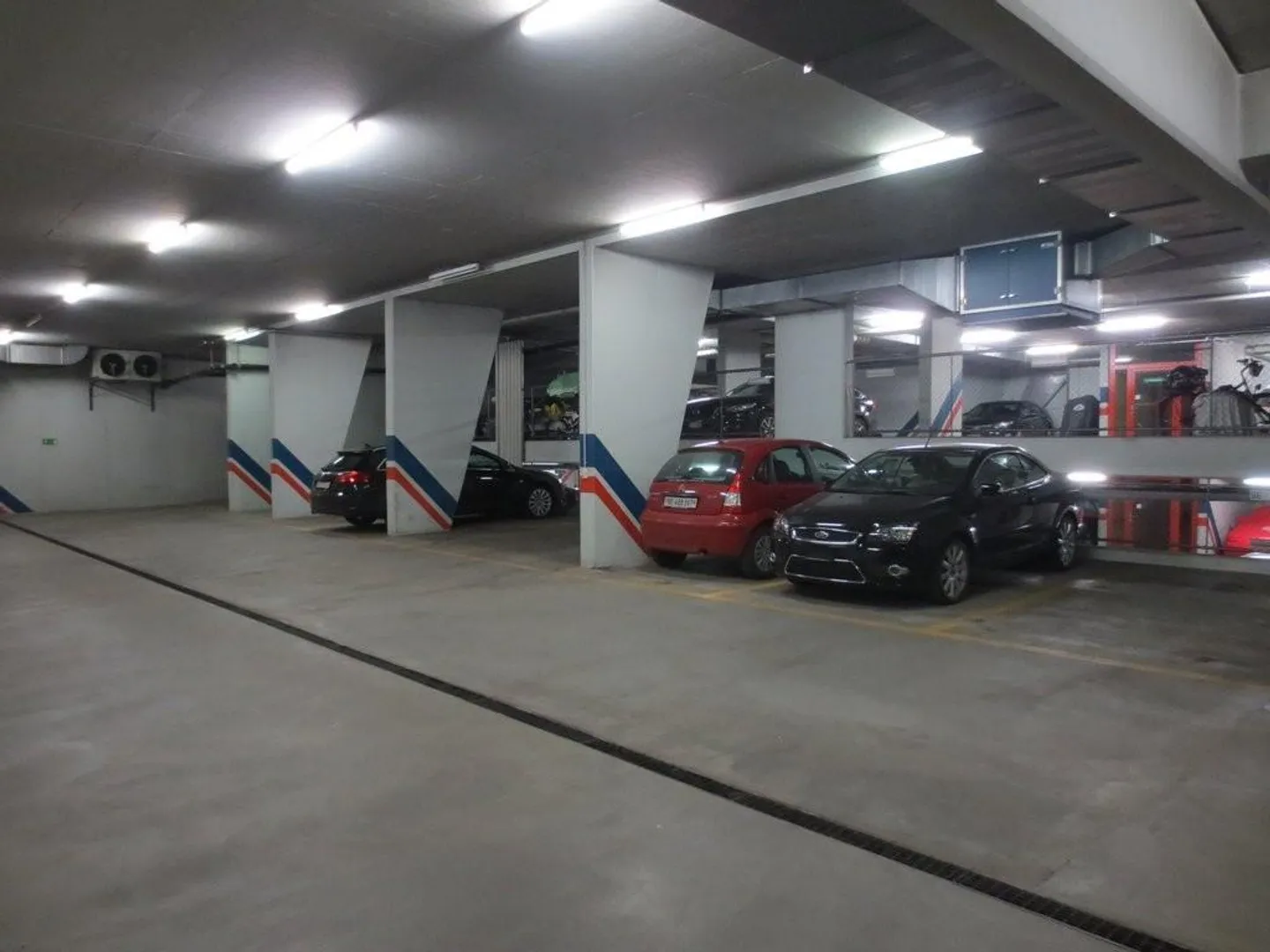 Place de parking à louer - au milieu d'Alchenflüh - Photo 2 sur 2