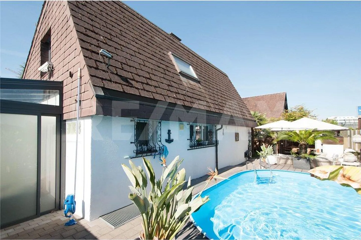 Well-maintained single-family house with winter garden and pool - Photo 1 of 13