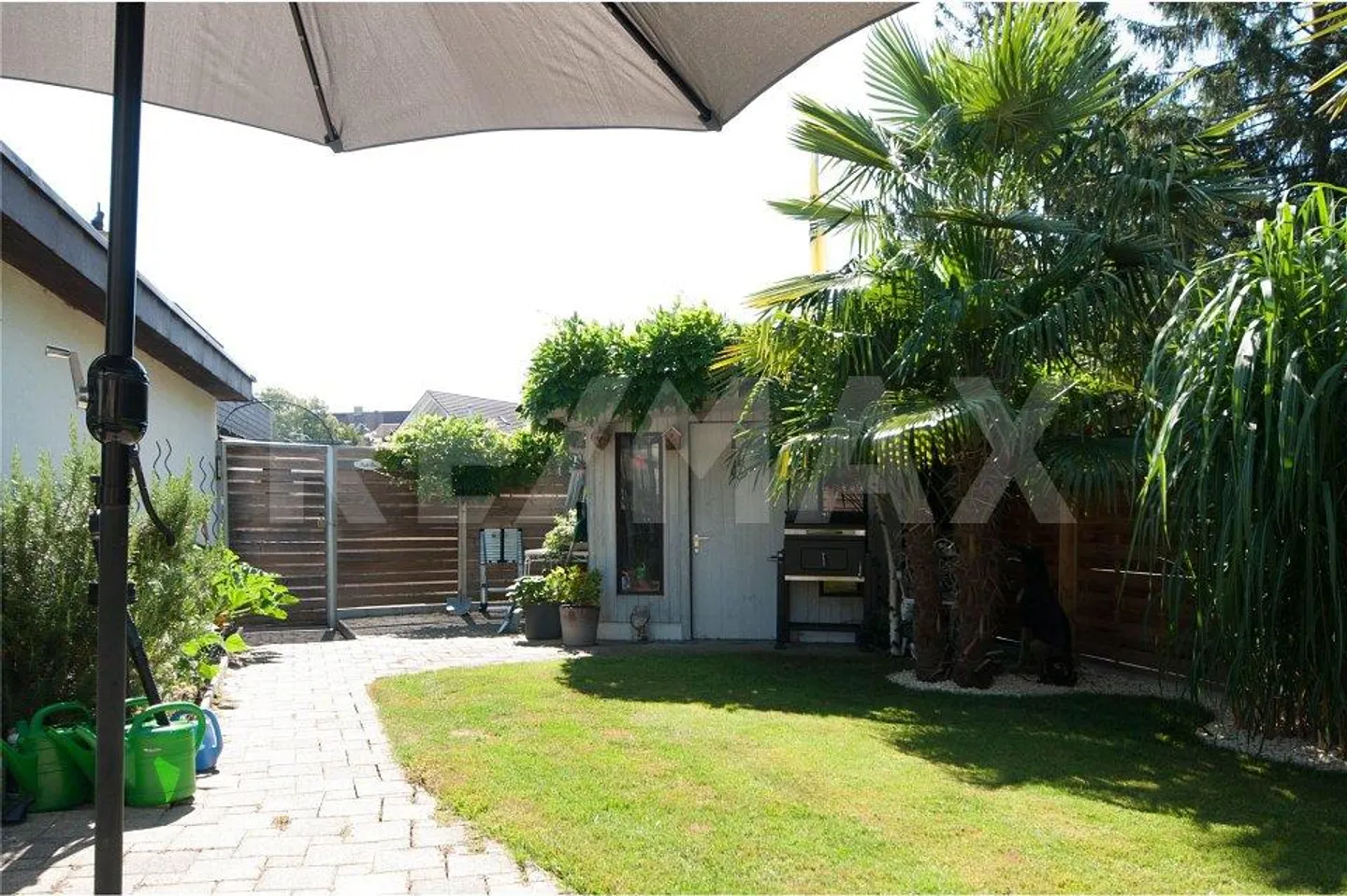 Well-maintained single-family house with winter garden and pool - Photo 10 of 13