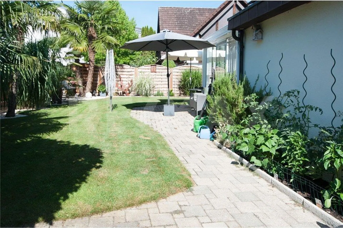 Well-maintained single-family house with winter garden and pool - Photo 11 of 13